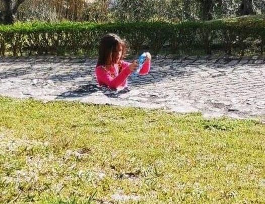 Picture of little girl ‘sinking into the ground’ is leaving people baffled