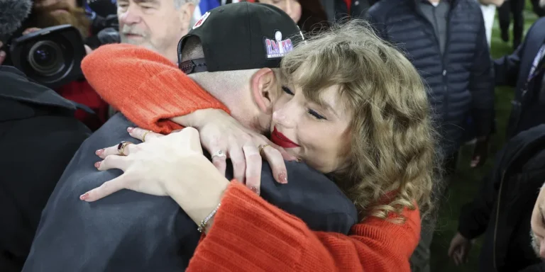 Taylor Swift Attends Texans-Chiefs Playoff Game, Sparking Fan Discussion – Photos & Video